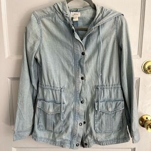 Levi’s utility jacket / anorak style jacket in light wash denim/chambray fabric